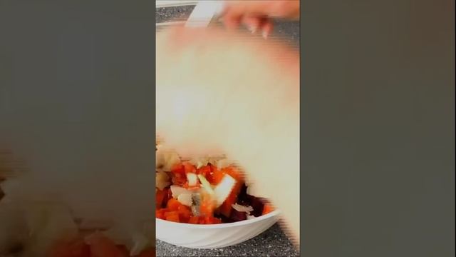 #shortvideo. Винегрет. Ленивая селедка под шубой. Винегрет с селедкой. Как приготовить винегрет смотреть онлайн