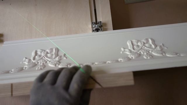 Pose des corniches au plafond et découpe des angles (moulure Orac Décor) смотреть онлайн