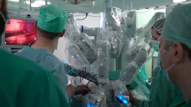 Робот-ассистированная операция по удалению опухоли средостения смотреть онлайн
