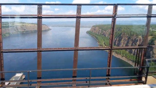 едем по ГЭС Братской на электричке 😀 смотреть онлайн