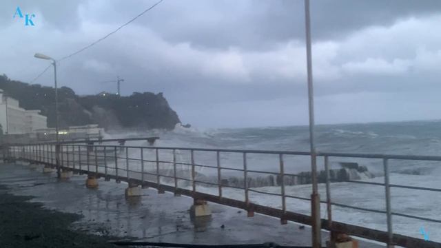 Шторм Века! Начало. 26.11.2023г. Крым. ЮБК. Гаспра. Пляж "Рубикон". смотреть онлайн