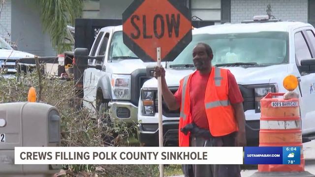 Crews begin filling sinkhole in Polk County family's front yard смотреть онлайн