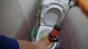 Устранение засора  Унитаз в квартире  Засор между стояком и лежаком
