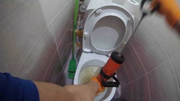 Устранение засора Унитаз в квартире Засор между стояком и лежаком