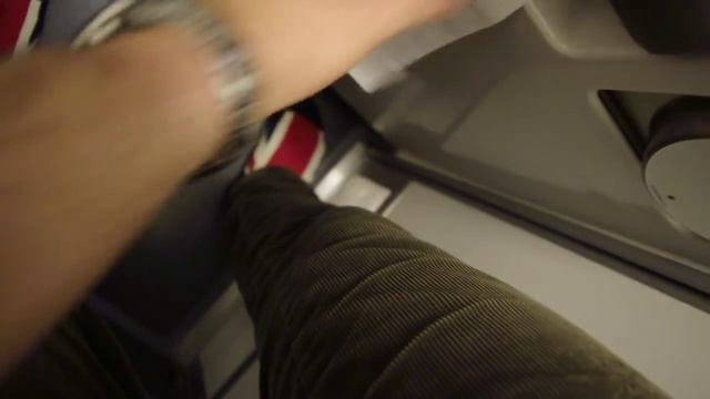 Туалетная бумага в самолете смотреть онлайн