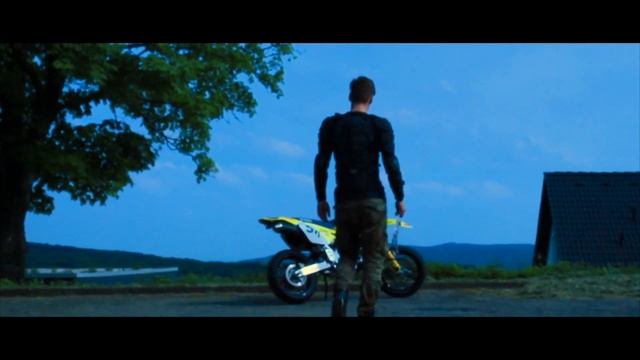 SUZUKI DRZ 400 SM BikePorn смотреть онлайн