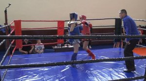 Поединок девчонок в средней возрастной категории Тайский Бокс (Муай Тай) Избиение младенцев в ринге