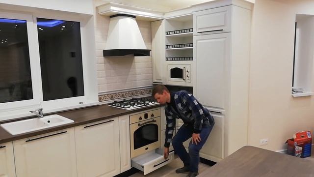 Кухня в классическом стиле, с угловыми ящиками и фурнитурой блюм смотреть онлайн