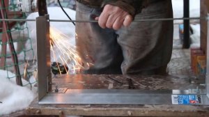 Приспособление для очистки крыш от снега.