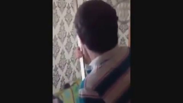 Мужчина страдающий арахнофобией пытается убить паука смотреть онлайн