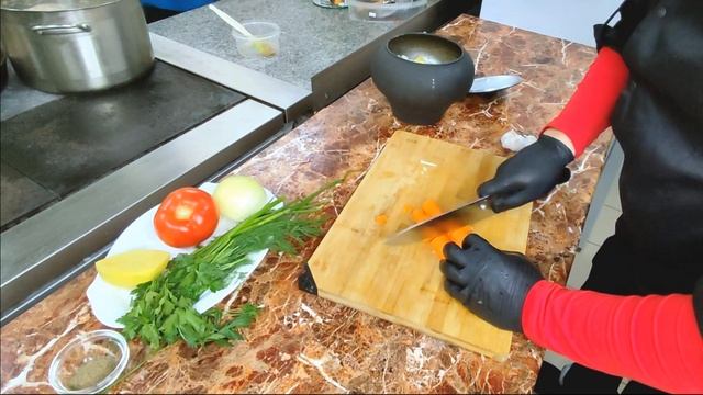 Щи из зеленой квашеной капусты, рецепт от шефа кафе "Мамина еда" смотреть онлайн