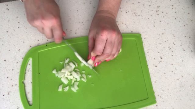 Как приготовить салат оливье с колбасой.Оливье с колбасой и яблоком.Салат с курицей и колбасой.