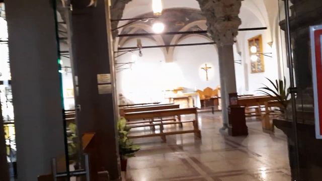 Внутри церкви,где рядом находится Тайная Вечеря. Везде Змеи ?