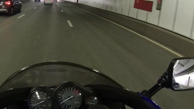 мотоцикл Yamaha YZF600R по Москве в пробке смотреть онлайн