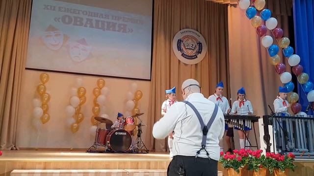 "Овация 2019" в школе 1534. Ансамбль "МАРШ". Попурри " Путешествие по советским кинофильмам" смотреть онлайн