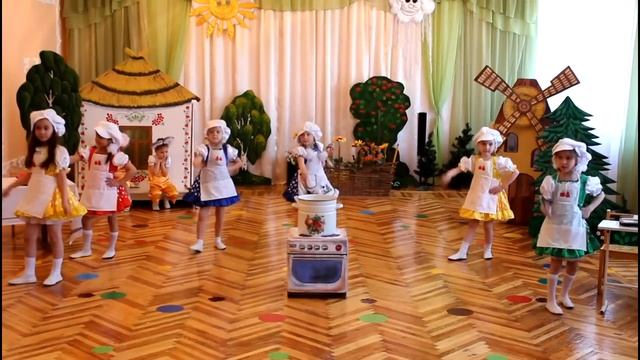Танец "Варись, кашка!" ДОУ №8 "Малыш" г.Шахтёрск Украина. Музыкальный руководитель Е.Лановская смотреть онлайн