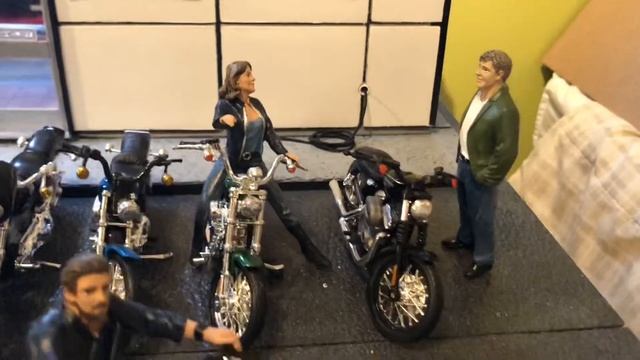 Harley Davidson 1/18 (2) diorama Imagine Garage +figures смотреть онлайн