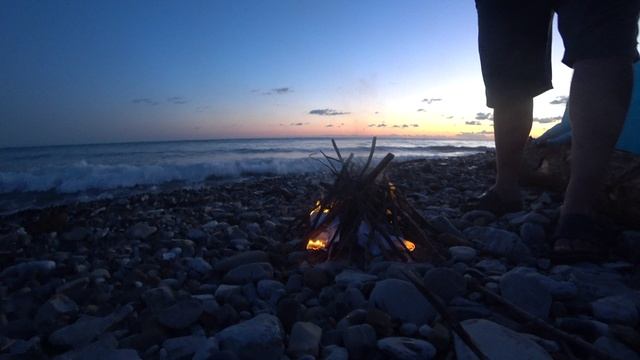 костёр на берегу моря 2022 - отдых в Лазаревском .mp4 смотреть онлайн