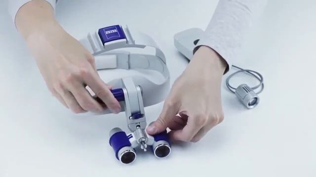 Установка осветителя EyeMag Light II на бинокулярную лупу EyeMag Pro S | Carl Zeiss (Германия) смотреть онлайн