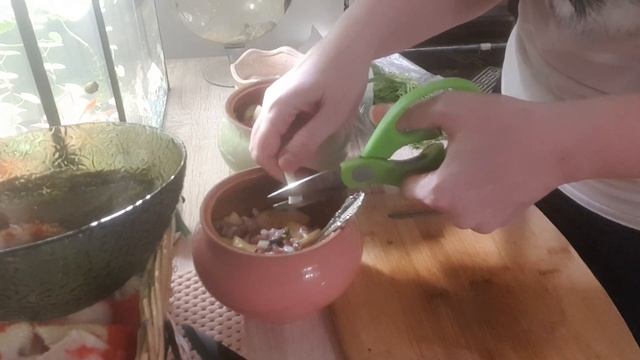 ГОВЯДИНА В ГОРШОЧКАХ С КАРТОШЕЧКОЙ И ЗЕЛЕНЬЮ! НУ КРАСОТА, А НЕ БЛЮДО! НЕЖНЕЙШЕЕ МЯСО ПОЛУЧАЕТСЯ! ?? смотреть онлайн