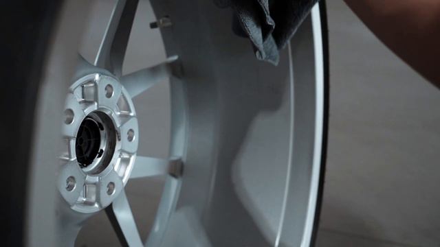 We apply ceramic coating to this brand new LOTUS EMIRA смотреть онлайн