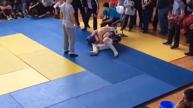 г. Махачкала Гульбамаитов Муслим Чемпион турнира DAG-FC. Победа болевым приёмом ( Анаконда )Б/к Бое