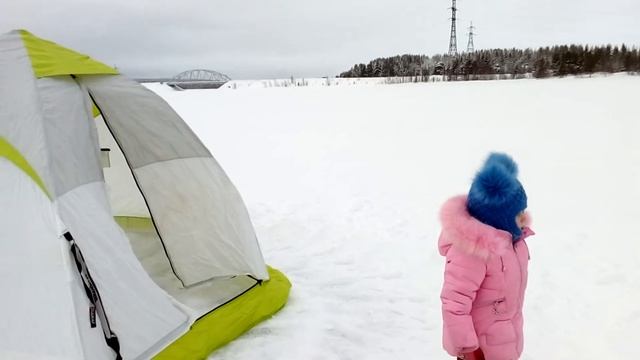 На рыбалке, Катюшке 3.5 года//Пролив Экостровский, озеро Имандра смотреть онлайн