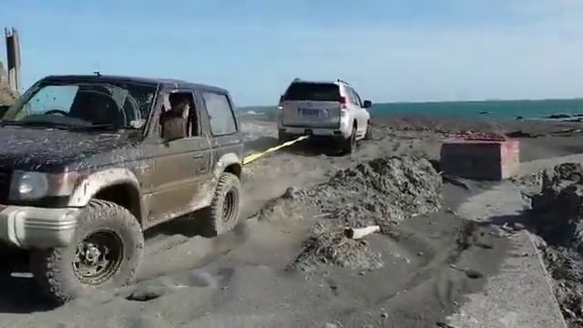 Pulling a stuck Highlander out!!! Who needs a toyota eh!! смотреть онлайн