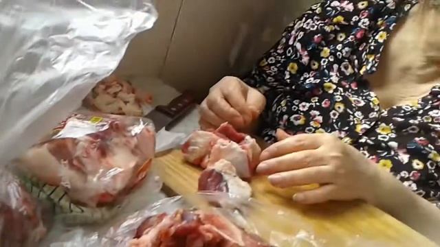 Лучшая кухня Фатя и Зейнаб пробуем куриный суп и режем мясо