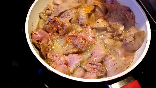 Куриная печень с яблоками и луком / Chicken liver with apples and onions смотреть онлайн