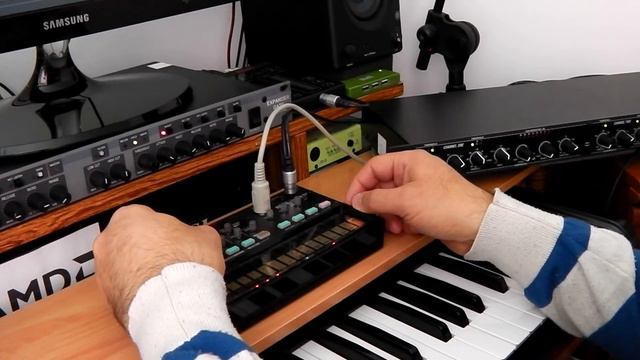 Thinking man - Korg Volca FM Aphex 612 dbx 266XL Midiman Midisport 2X2 Motor49 Superteclados.com смотреть онлайн