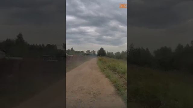 "Развлечения" деревенских деток. Втроём на маленьком квадроцикле. смотреть онлайн