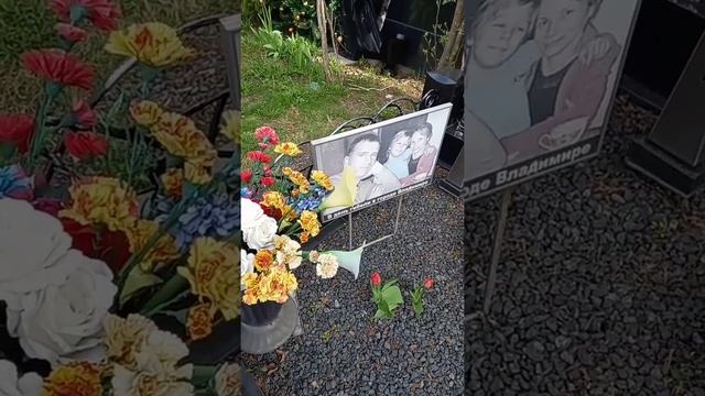 МОГИЛА АКТЕРА АЛЕКСАНДРА ДЕДЮШКО И ЕГО СЕМЬИ НА ТРОЕКУРОВСКОМ КЛАДБИЩЕ В МАЕ! смотреть онлайн