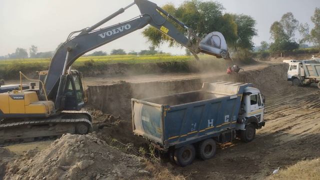 volvo 210 excavator loading dump ?trucks смотреть онлайн