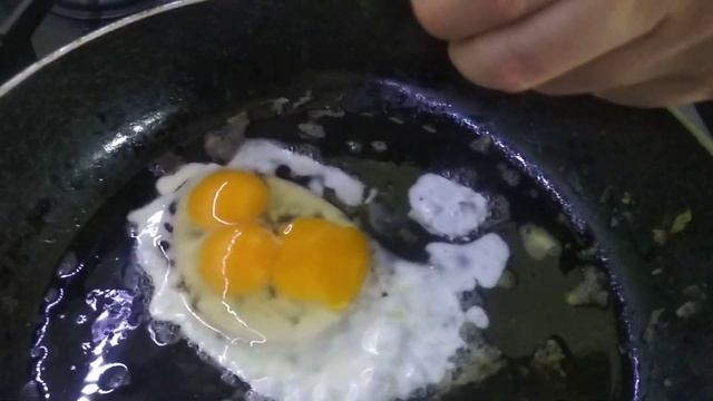 *Золотое* яйцо с тремя желтками! Жарим яйца. смотреть онлайн