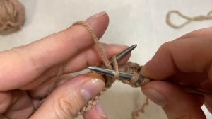 Как вязать классическую изнаночную петлю спицами. Урок для новичков