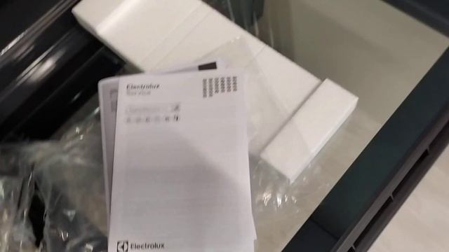 Распаковка — Электрический духовой шкаф Electrolux EOE7C31Z смотреть онлайн
