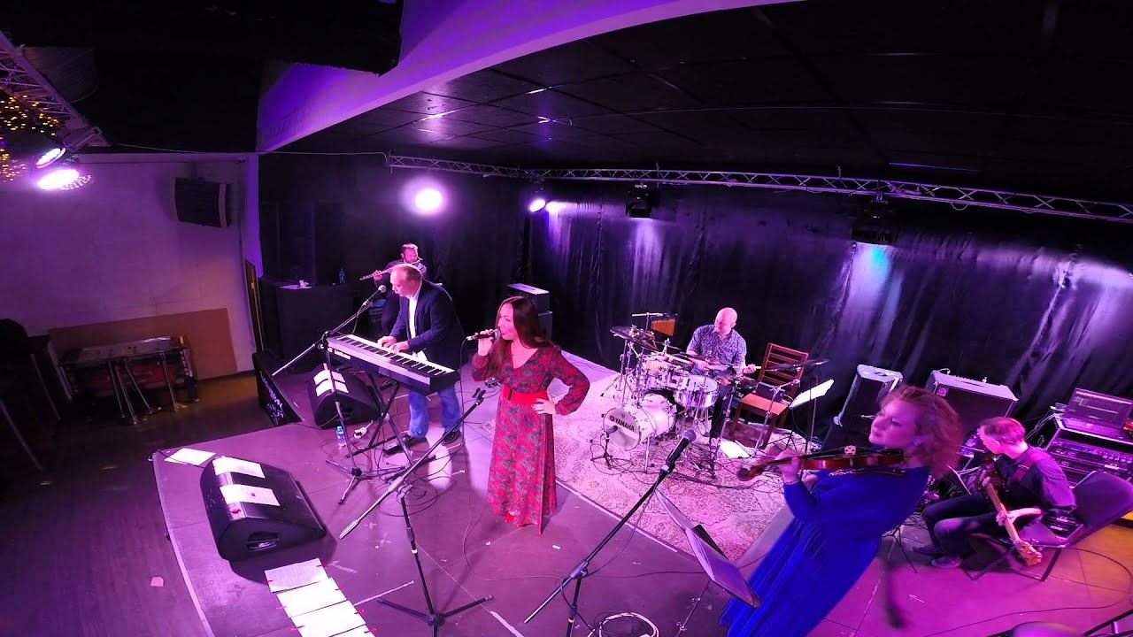 Faithless Sally Brown, Елизавета Играла С Огнём Caprice Glastonberry смотреть онлайн