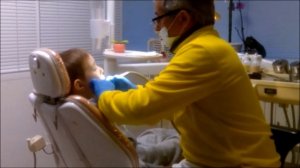 Кариес молочных зубов лечение у детей видео-Baby tooth decay treatment in children video.