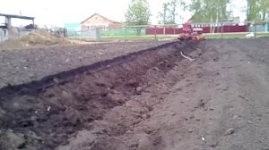 Интересный способ посадки картофеля окучником с одновременным закрытием борозд