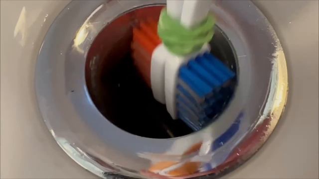 Tie 2 Toothbrushes together and WATCH WHAT HAPPENS💥(Genius Trick)🤯 смотреть онлайн