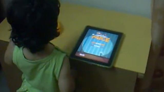 dual core baby play ipad جنى تلعب على الايباد واللعبة معا دوال كور смотреть онлайн