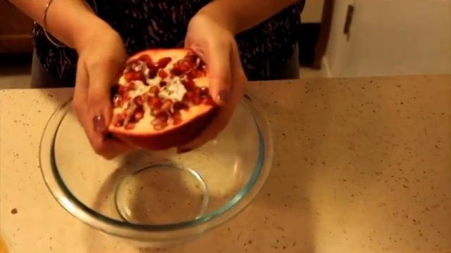 How to de-seed a Pomegranate in less than a minute смотреть онлайн