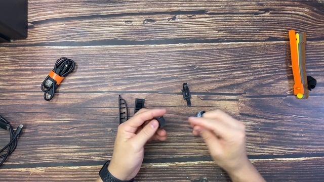 Хомуты для проводов и кабелей зарядки. Порядок на столе. смотреть онлайн