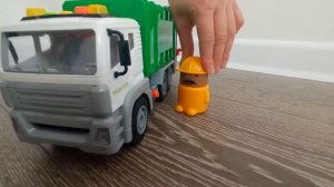 Показываем как происходит погрузка мусора в мусоровоз