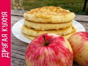 Готовятся моментально - съедаются еще быстрее! Пушистые лепешки на кефире с яблоками