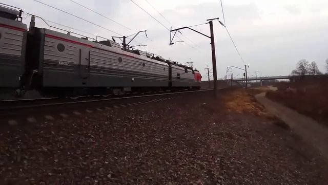 Перед электричкой. 3ЭС5К-659 "Ермак" с приветливой бригадой следует резервом смотреть онлайн