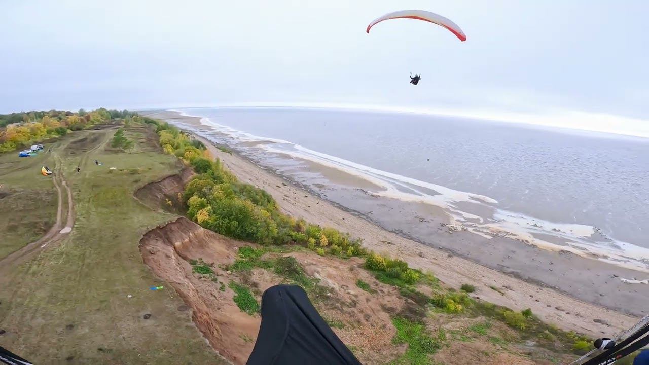 Видео 4K Полёты на параплане в динамике на оз. Ильмень. Парапланеризм. Мастер посадки в ВК, заходи. смотреть онлайн