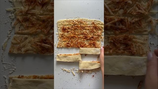 Слоенное тесто, сыр, паприка, бекон #рецепты #выпечка смотреть онлайн