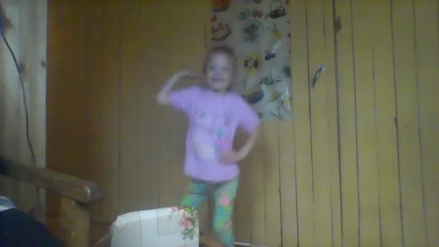 Классный танец маленькой девочки) смотреть онлайн